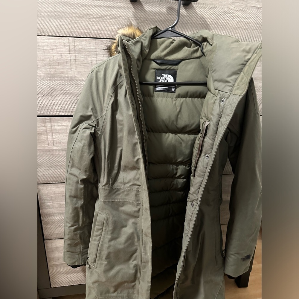 Women’s North Face Arctic Parka in size XS. Lightly used in Forest Green color.